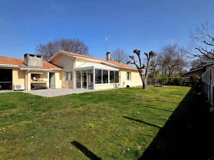 BASSIN D&rsquo;ARCACHON; GUJAN-MESTRAS LA VILLE AU SEPT PORTS; VILLA T5 DE PLAIN-PIED SUR 900 M2; AQUITAINE (33)